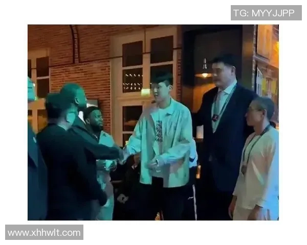 姚明与铁牛亲密合影展现友谊与篮球精神的完美结合