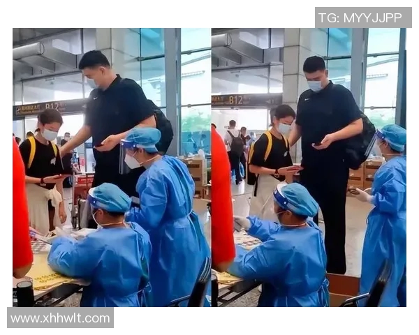 姚明在街头悠闲散步引发路人围观的温馨瞬间