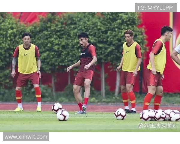 足球明星与儿子同场竞技父子默契引发全场瞩目 足球明星与儿子同场竞技父子默契引发全场瞩目